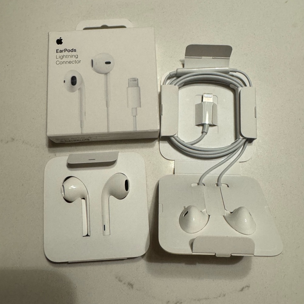 BRAND NEW Apple EarPods with Lightning Connector
